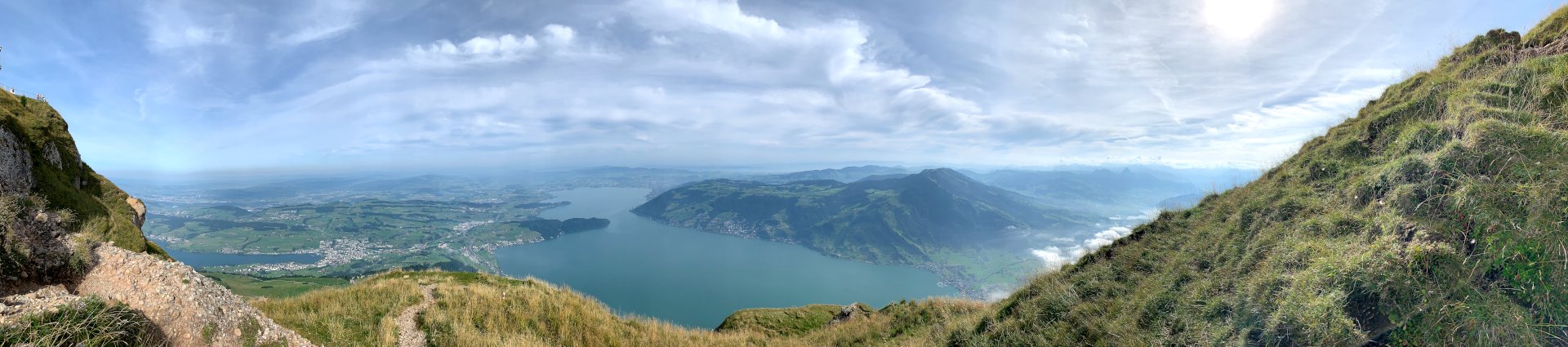 Panorama See zwischen Hügeln