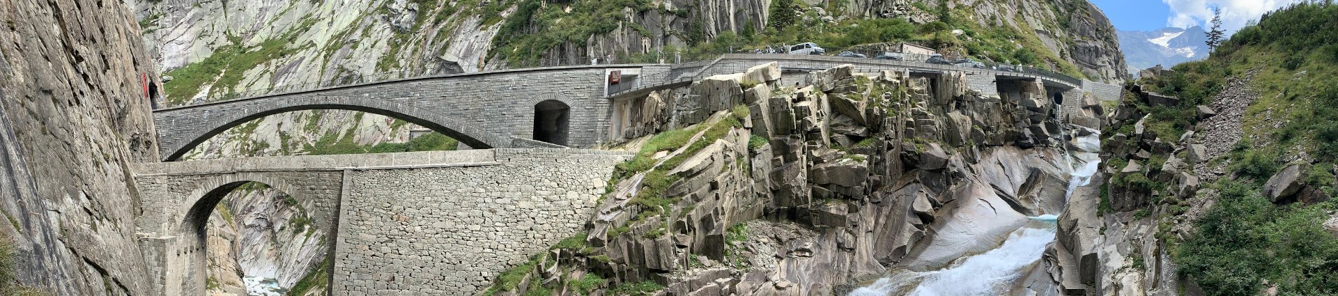Die Teufelsbrücke mit Steilschlucht in Andermatt, Schweiz. Brücken und Mauern machen die wilde Klamm zugänglich.